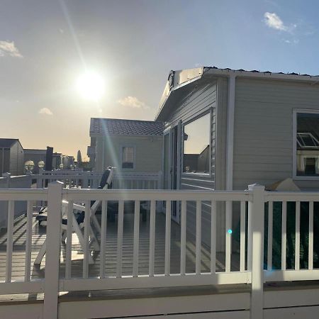 Mv7 Suffolk Sands Holiday Park Филикстоу Экстерьер фото