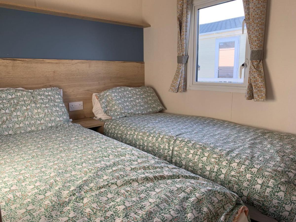 Mv7 Suffolk Sands Holiday Park Филикстоу Экстерьер фото