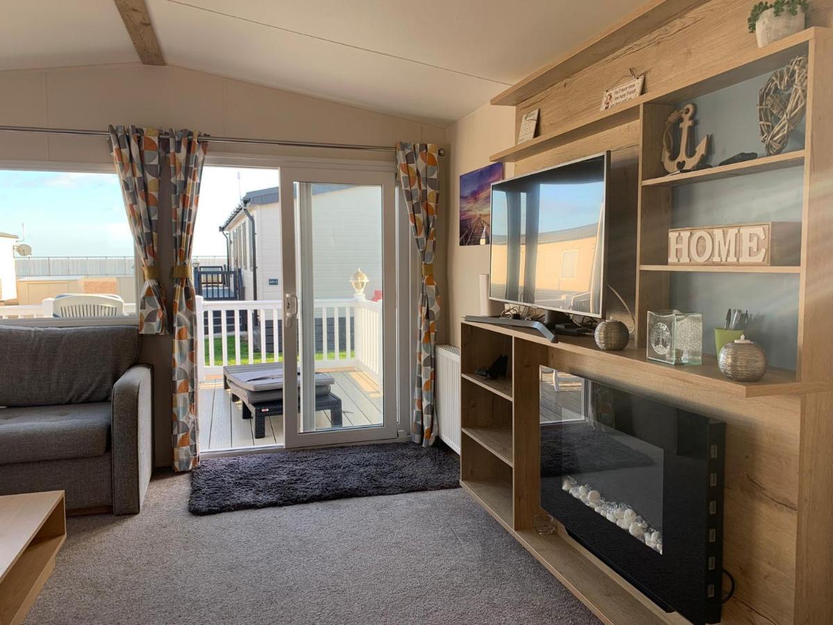 Mv7 Suffolk Sands Holiday Park Филикстоу Экстерьер фото