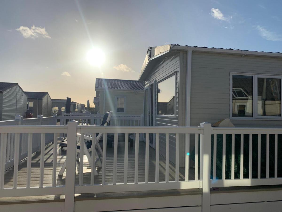 Mv7 Suffolk Sands Holiday Park Филикстоу Экстерьер фото