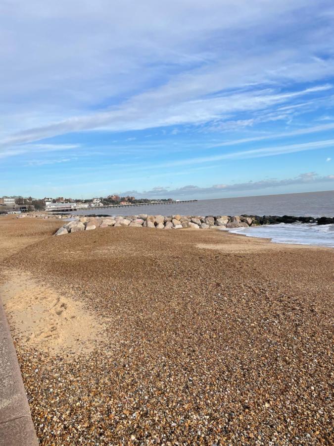Mv7 Suffolk Sands Holiday Park Филикстоу Экстерьер фото