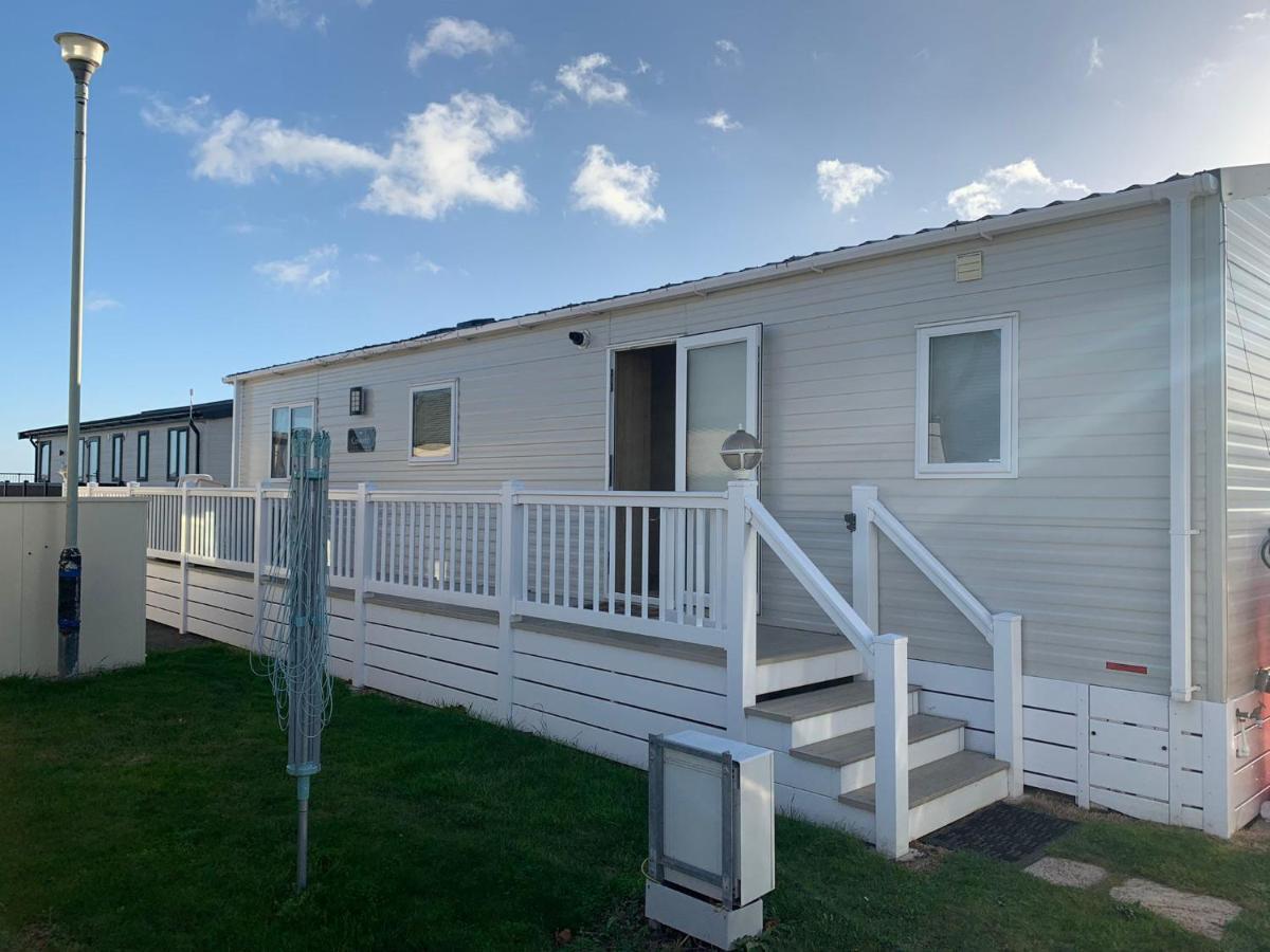 Mv7 Suffolk Sands Holiday Park Филикстоу Экстерьер фото
